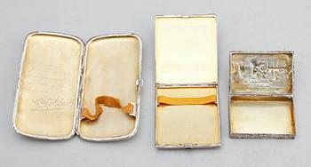 CIGARRETUIN 2 st samt DOSA, silver, 1900-talets första hälft. Tot vikt ca 292 g.