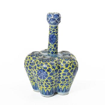 A Chinese blue and white 'clobbered' porcelain tulip vase, Qing dynasty, 19th century.
