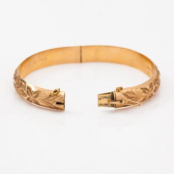 Armband, 14K guld med graverat blommotiv. Kultateollisuus, Åbo 1956.