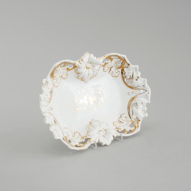 UPPLÄGGSFAT, porslin, C. Tielsch & Co, märkning använd mellan 1870 - 1900.