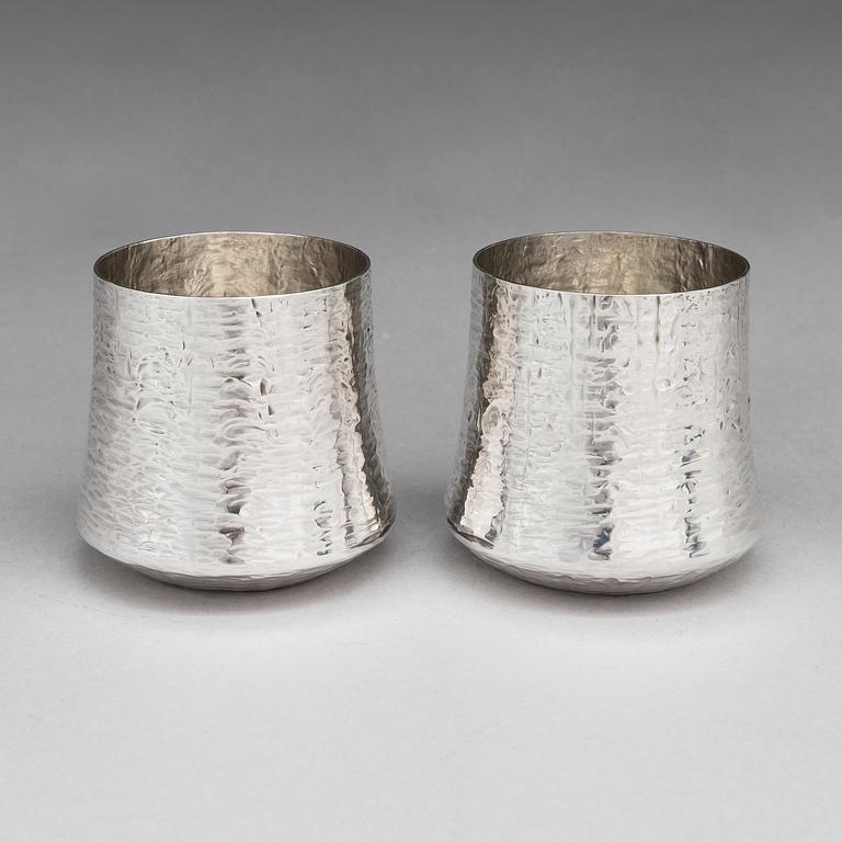 Tapio Wirkkala, tillbringare med bägare, 6 st, sterlingsilver, stämpelsignerade TW, Kultakeskus oy, Tavastehus, 1972.