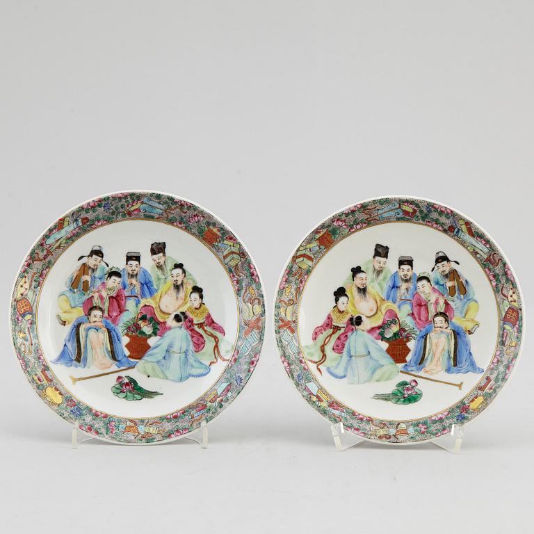 A pair of famille rose Caton dishes, Qing dynasty, late 19th/early 20th century,