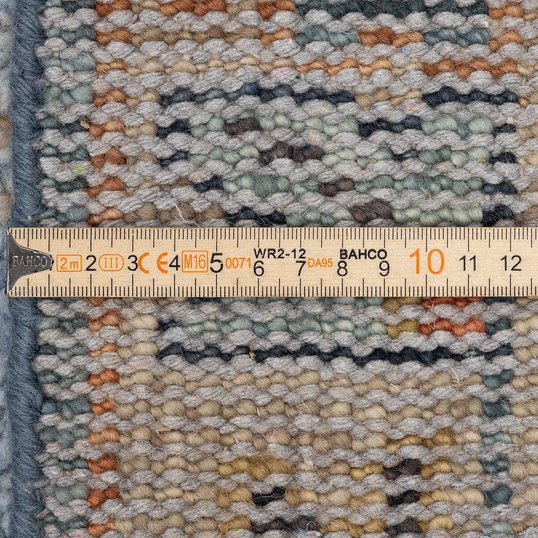 Carpet, Agra, approx. 362 x 264 cm.