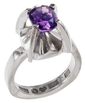 1161. A Jan Lundgren white gold and amethyst ring, Stockholm 1966.