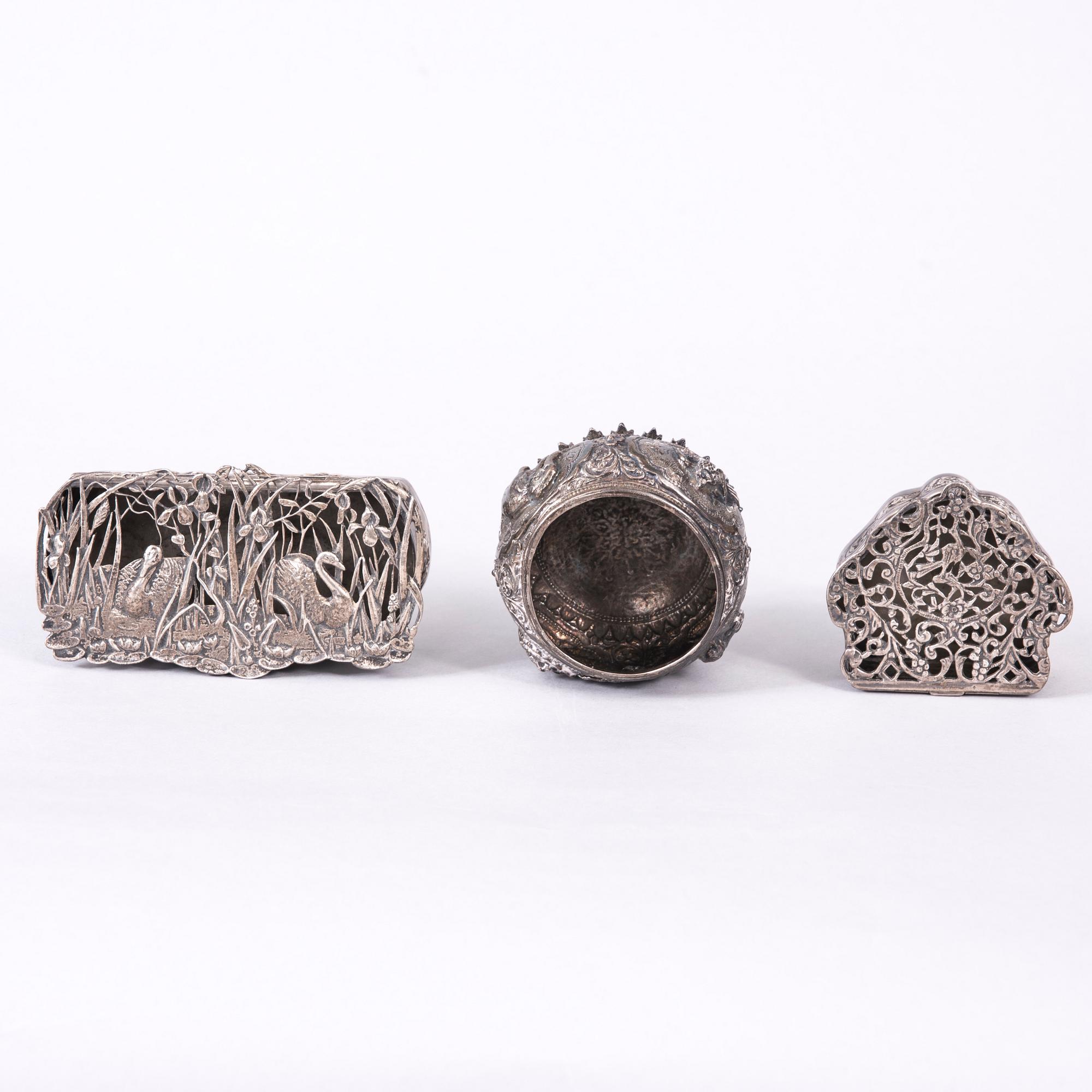 DOSOR, 2 st, och SKÅL, silver, England och Fjärran Östern. Totalvikt ca 241,4 g.