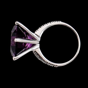 RING, 18K vitguld, briljantslipade diamanter och ametist ca 12.00 ct. Total vikt ca 11 g.