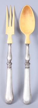 UPPLÄGGNINGSBESTICK, ett par, silver, bär otydliga stämplar.