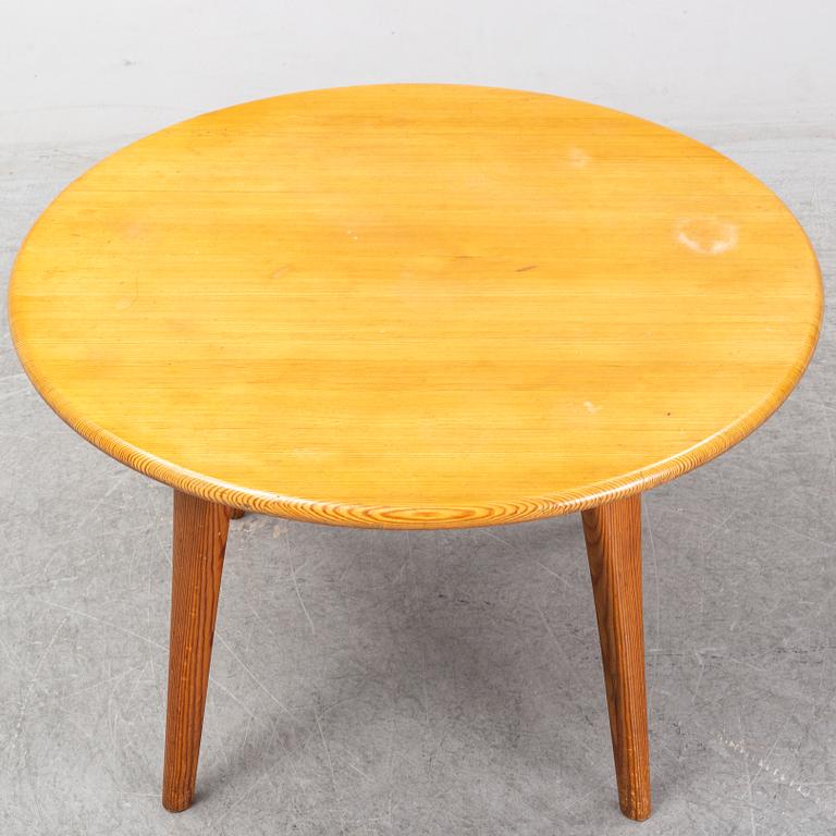 A Swedish 1960s pinewood round sofa table, design CARL MALMSTEN.
