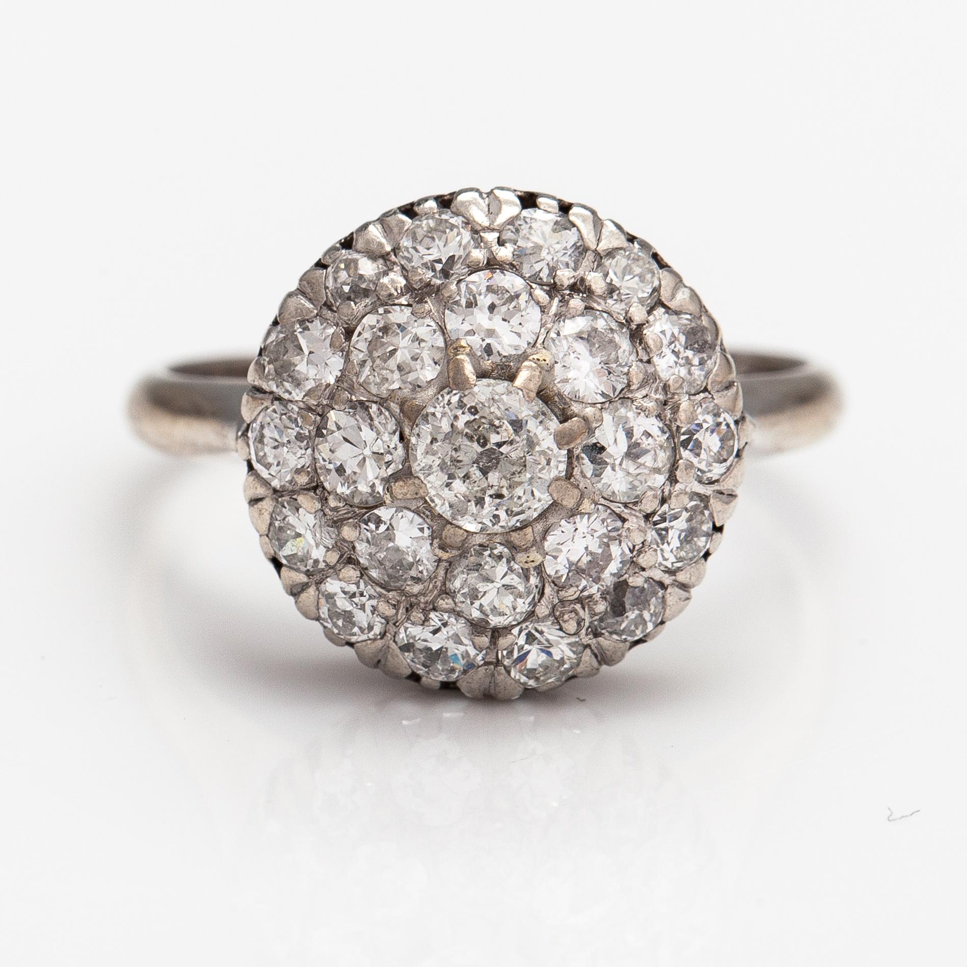 Ring, 18K vitguld och diamanter ca 1.00 ct tot. Hallbergs Guldsmeds Ab, Stockholm 1959.