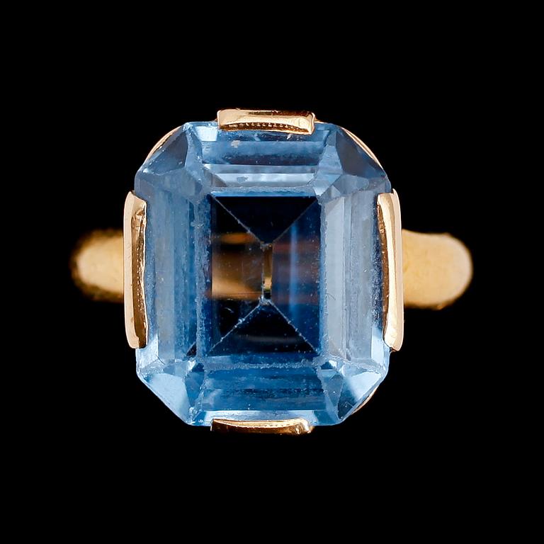 RINGAR, 2 st, 18 och 23 k, med blå och vita stenar. Total vikt ca 10 g.