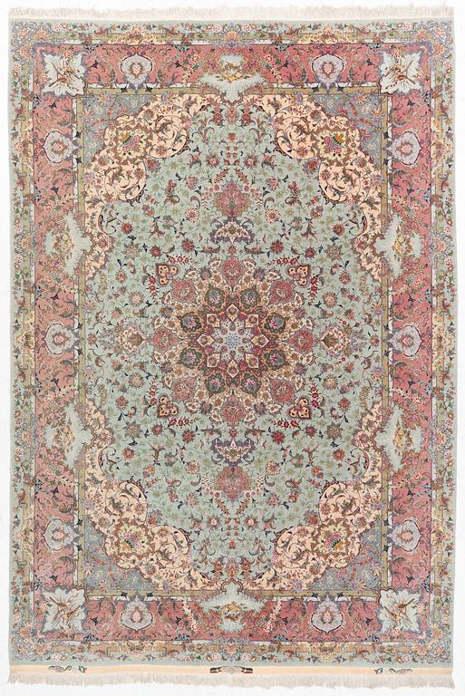 A Tabriz carpet, part silk, approx. 367 x 250 cm.