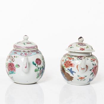 Tekannor med lock, två stycken, porslin. Qingdynastin, 1700-tal.