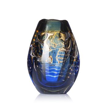 12. Edvin Öhrström, an ariel glass vase, Orrefors, Sweden, 1967.