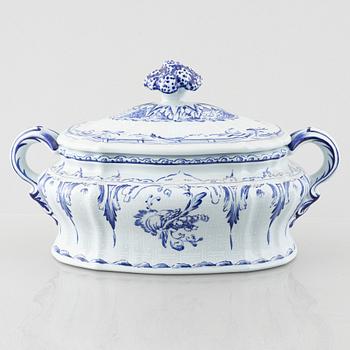 Terrin, porslin, efter original från 1758, Rörstrand, 1976.