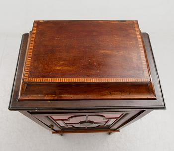 VITRINSKÅP, England, 1900-talets första hälft.