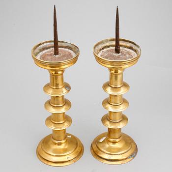 LJUSSTAKAR, ett par, mässing, sengotisk modell, 15/1600-tal.