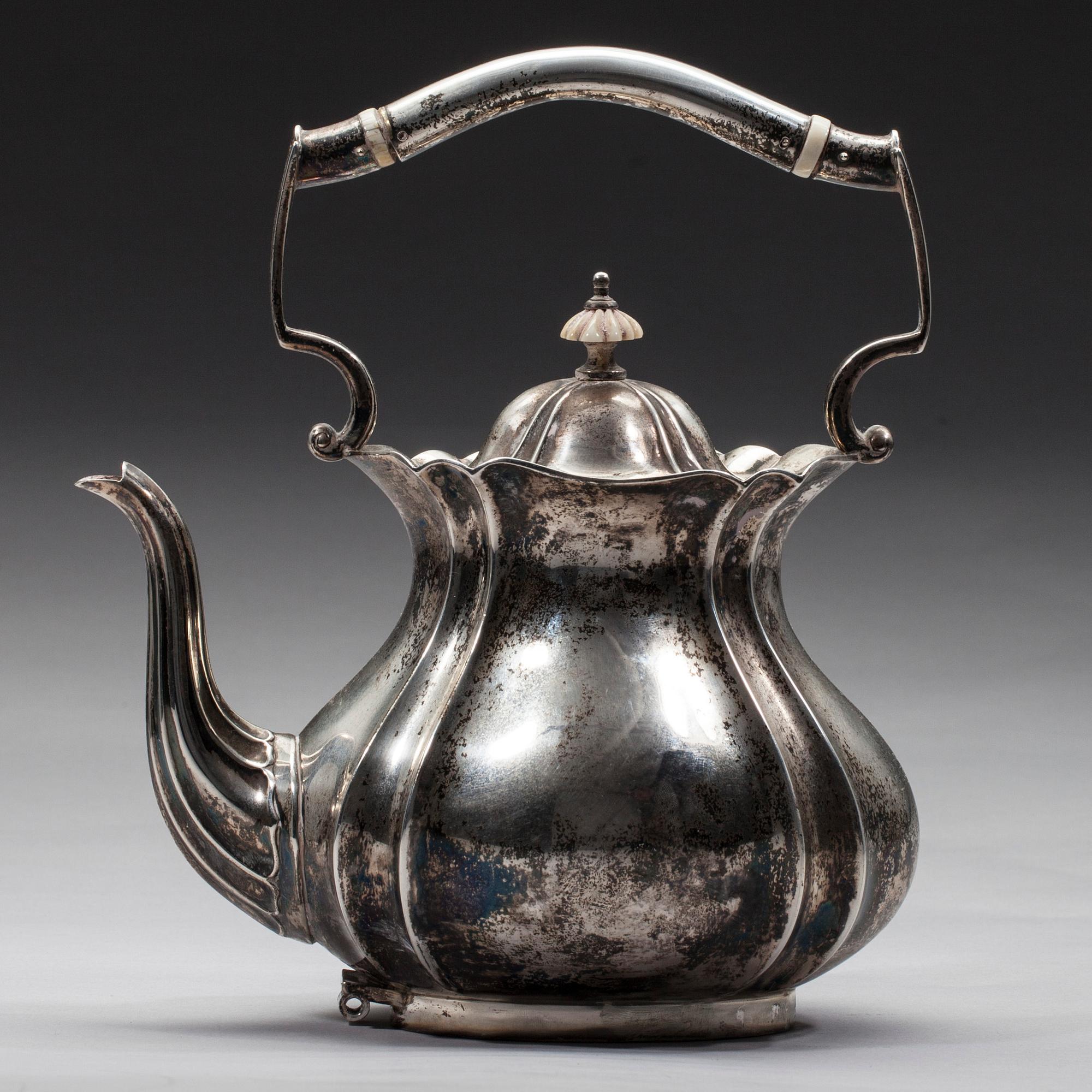 TEKANNA på RECHAUD, silver, England, Birmingham 1916. Totalvikt 1163 g.