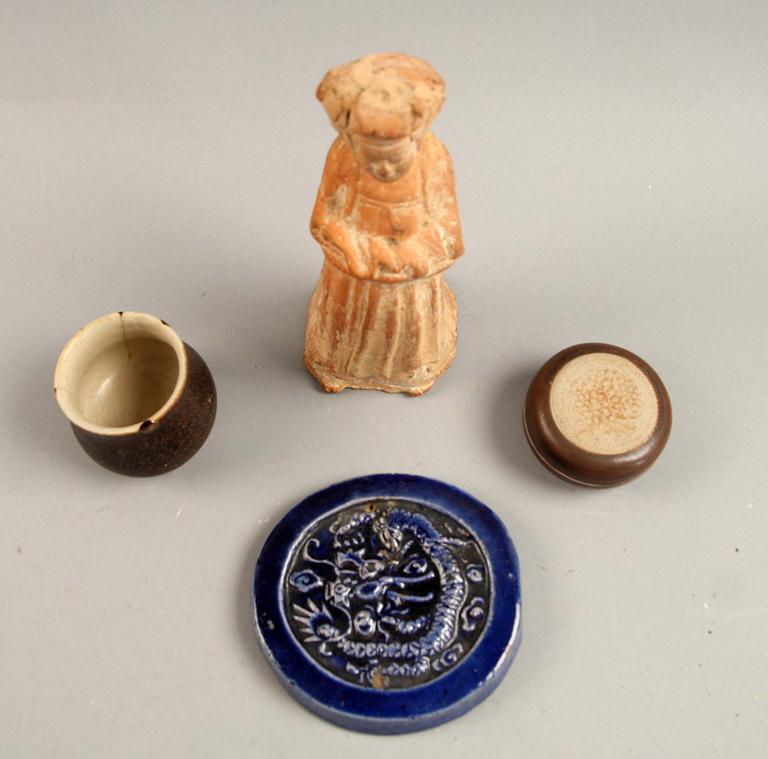 FIGURIN, RELIEF, DOSA samt KOPP, Kina, keramik, varierande ålder.