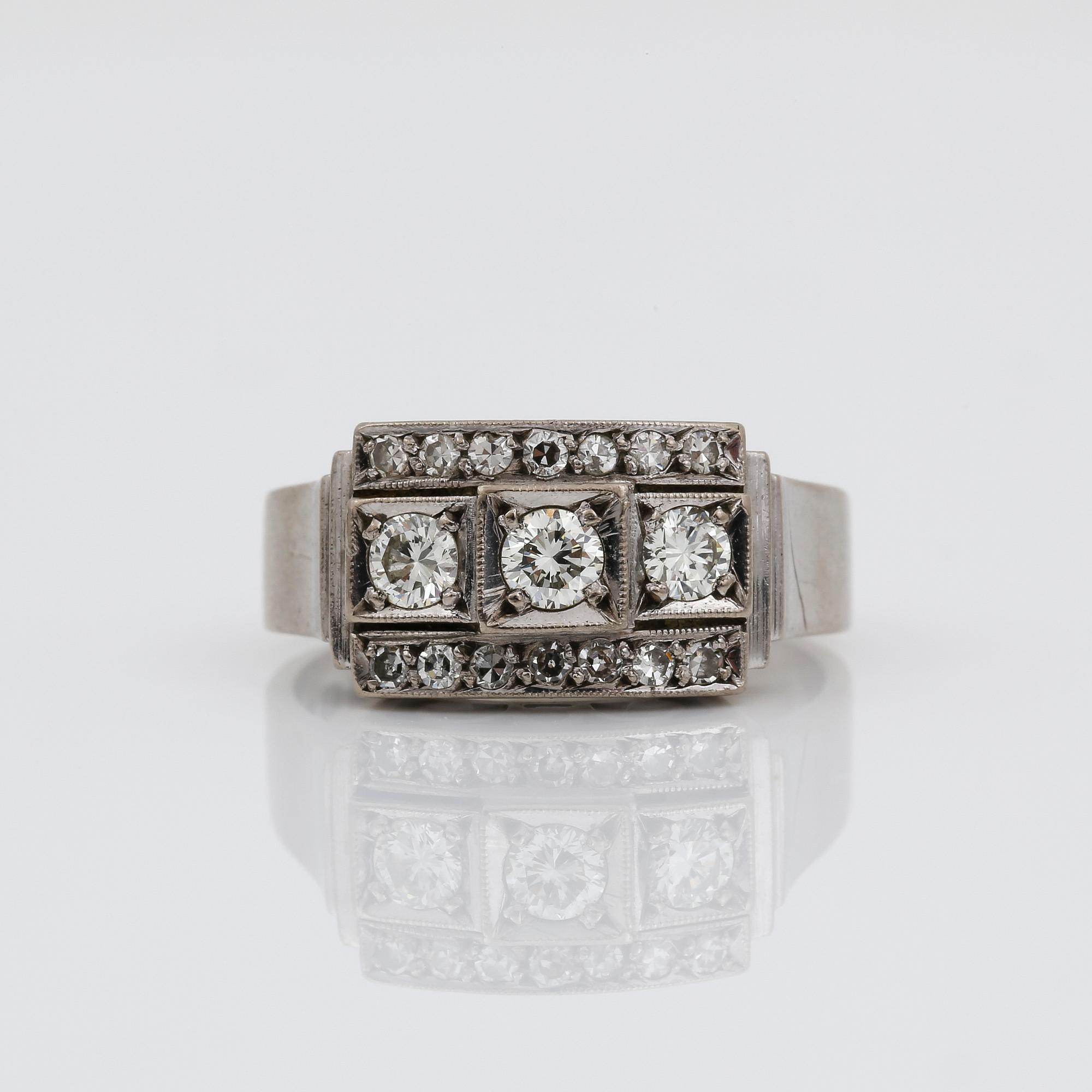 RING, 18K vitguld med olika slipade diamanter, tot ca 0,44 ct, Cesons, Göteborg, 1973. Vikt 5,23 g.