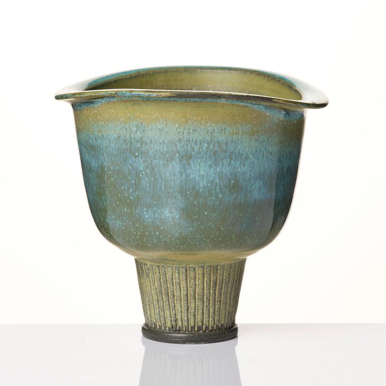 Wilhelm Kåge, a set of three Farsta stoneware footed bowls, Gustavsberg Studio 1950s.