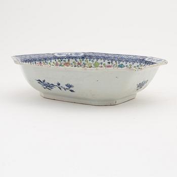 A blue and white and famille rose dish, Qing dynasty, Qianlong (1736-95).