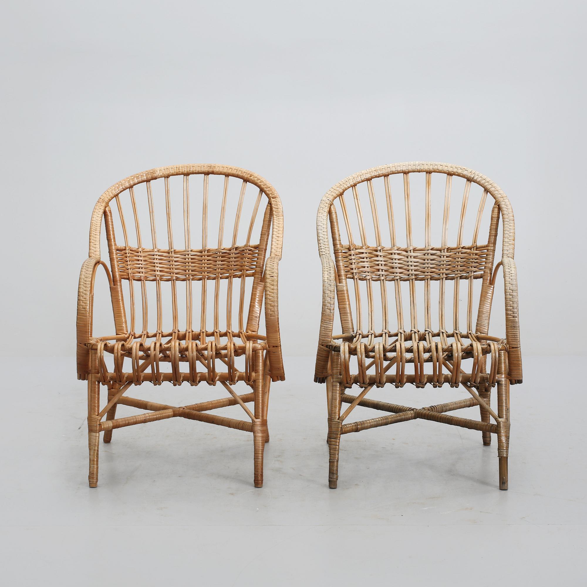 KORGFÅTÖLJER, ett par, 1900-tal.