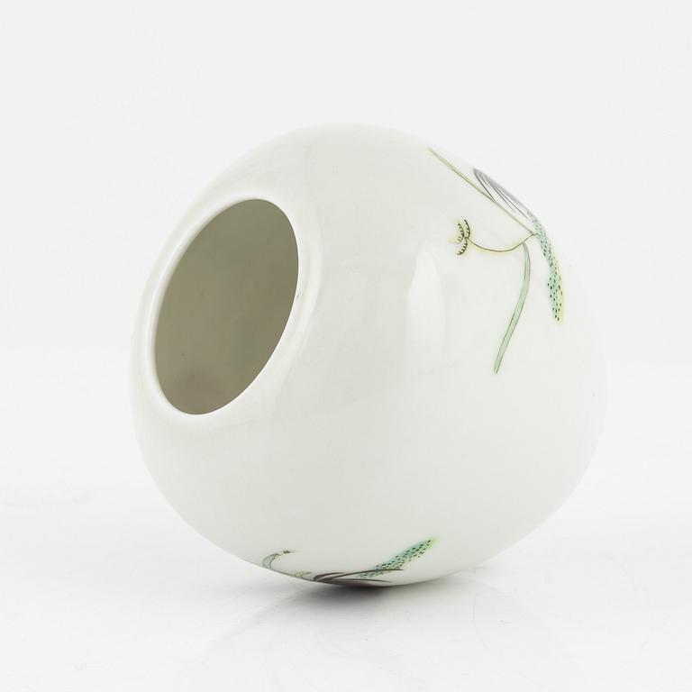 A miniature porcelain urn, China, 20th century.