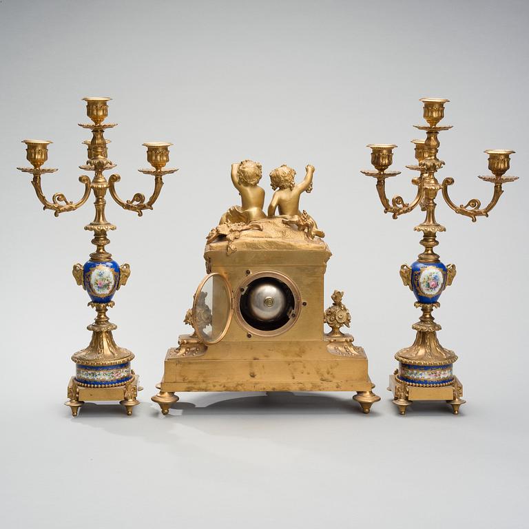 PÖYTÄKELLO JA KYNTTELIKKÖPARI, Samuel Marti Paris 1800-luvun jälki puoli, Napoleon III.