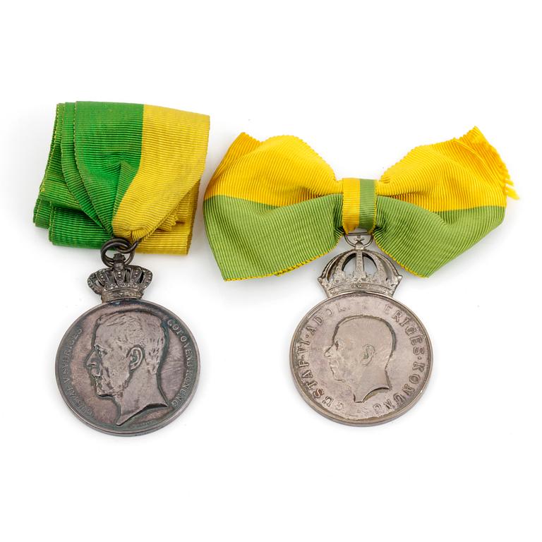 MEDALJER, 2 stycken, silver, "Kungliga Patriotiska Sällskapet", 1915 samt 1956. Total vikt ca 85,9 gram.