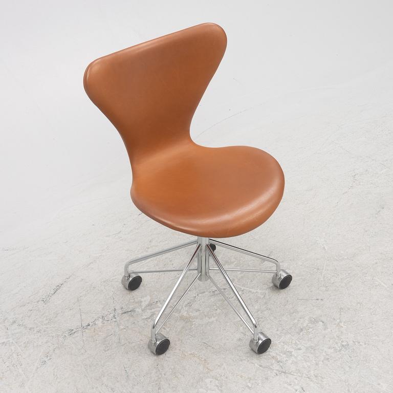 Arne Jacobsen, a model 'Seven' desk chair, Fritz Hansen, Denmark 2004.