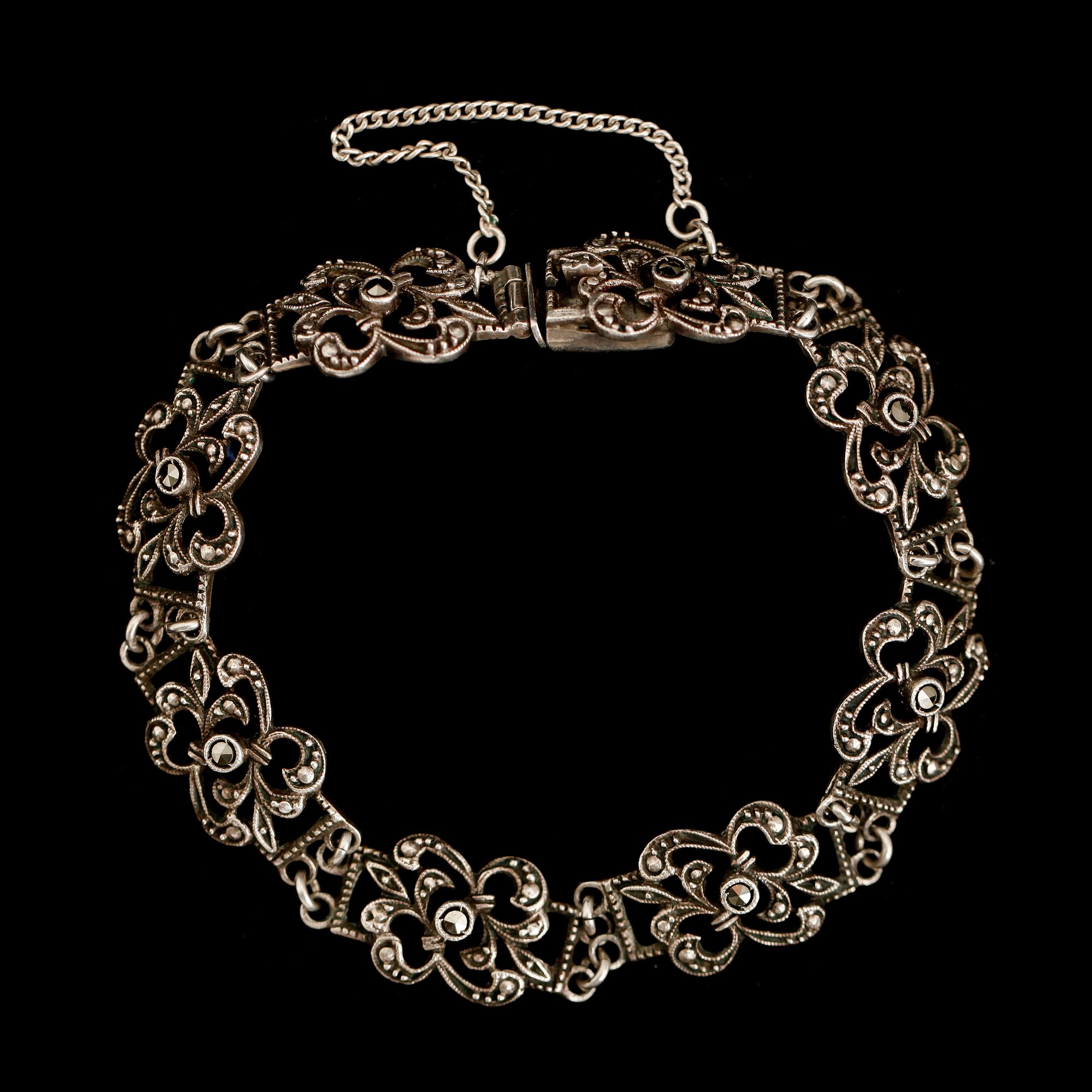 HALSBAND, ARMBAND SAMT BROSCH, silver, 1900-talets mitt. Vikt 52 g.