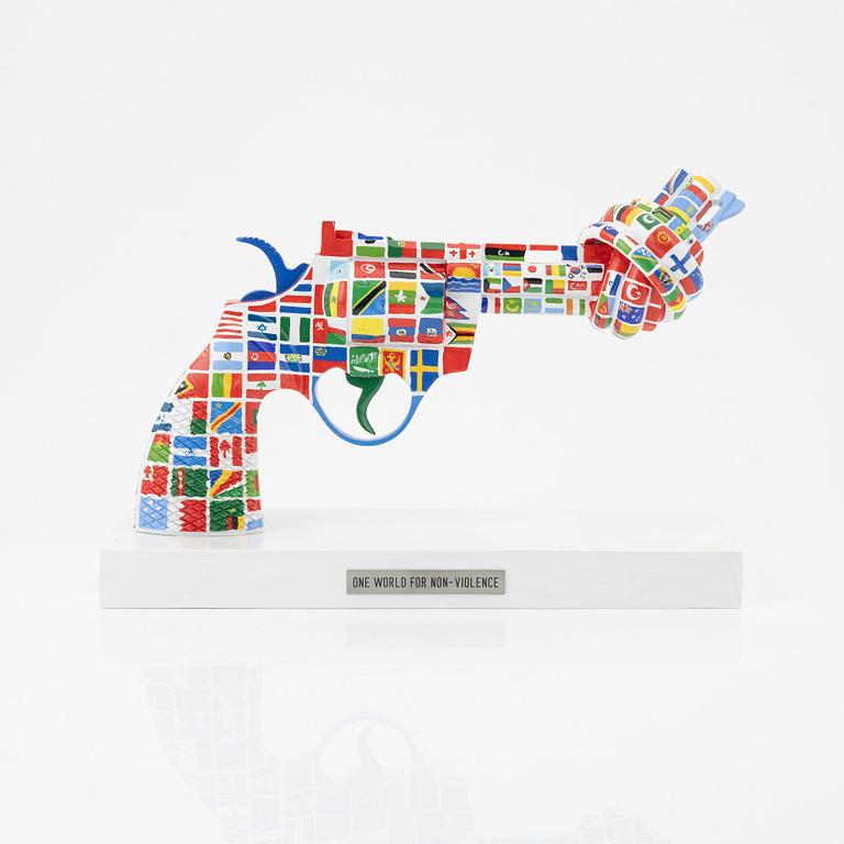 Carl-Fredrik Reuterswärd/ The Non-Violence Project Foundation, skulptur, bemålad resin, Ed 158/196.