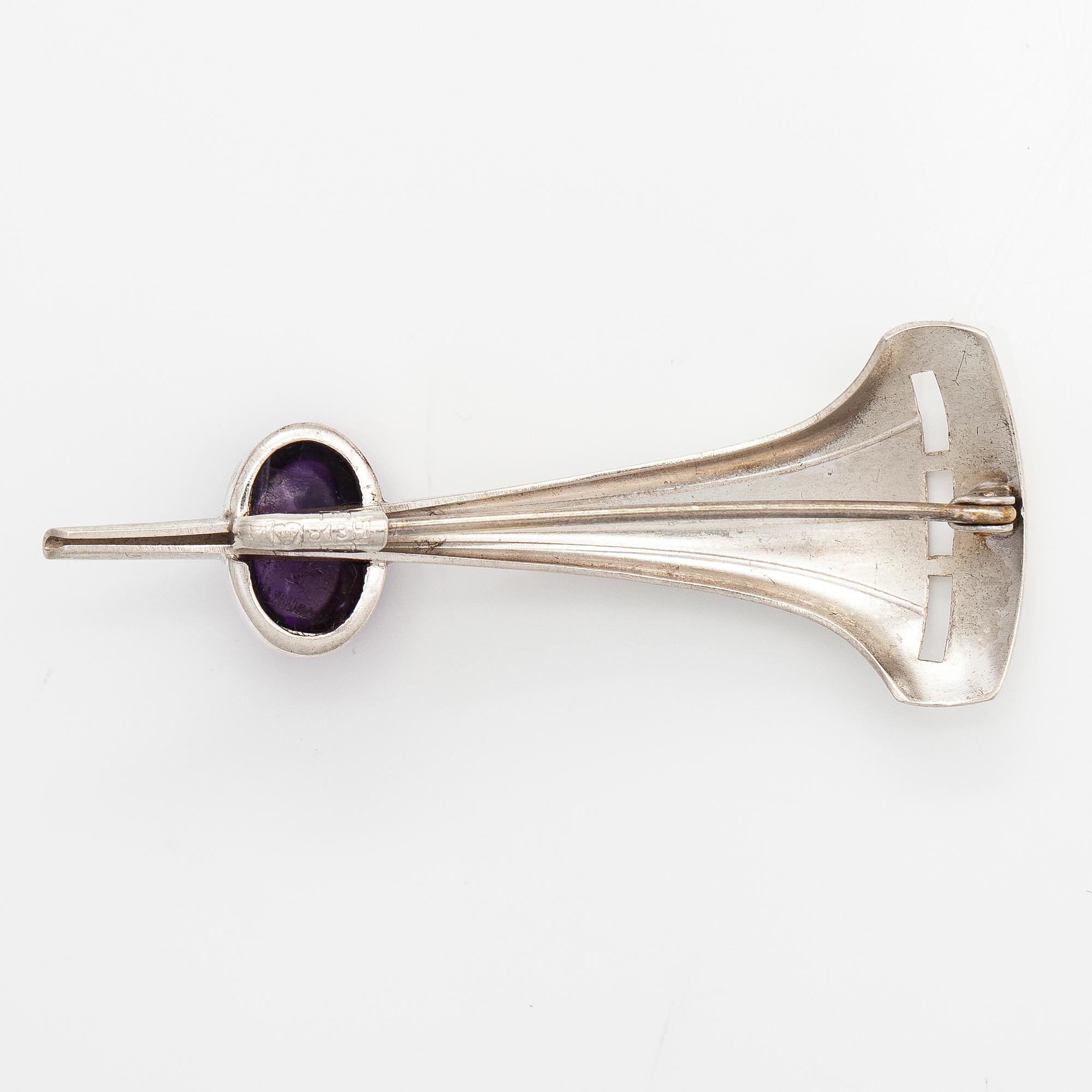 Elis Kauppi, A silver brooch with an amethyst. Kupittaan kulta, Turku 1959.