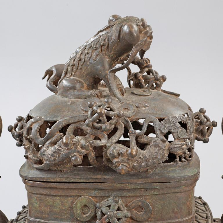 A bronz censer with Zitan stand, Qing dynasty, presumably 19th century. With character mark.