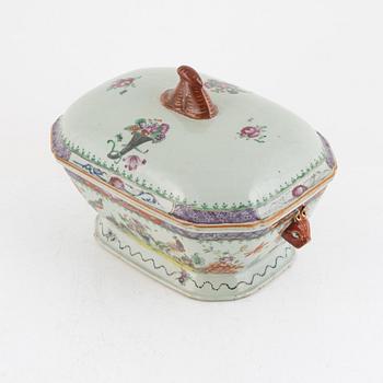 A porcelain tureen with lid, China, Qing Dynasty, Qianlong (1736-95).