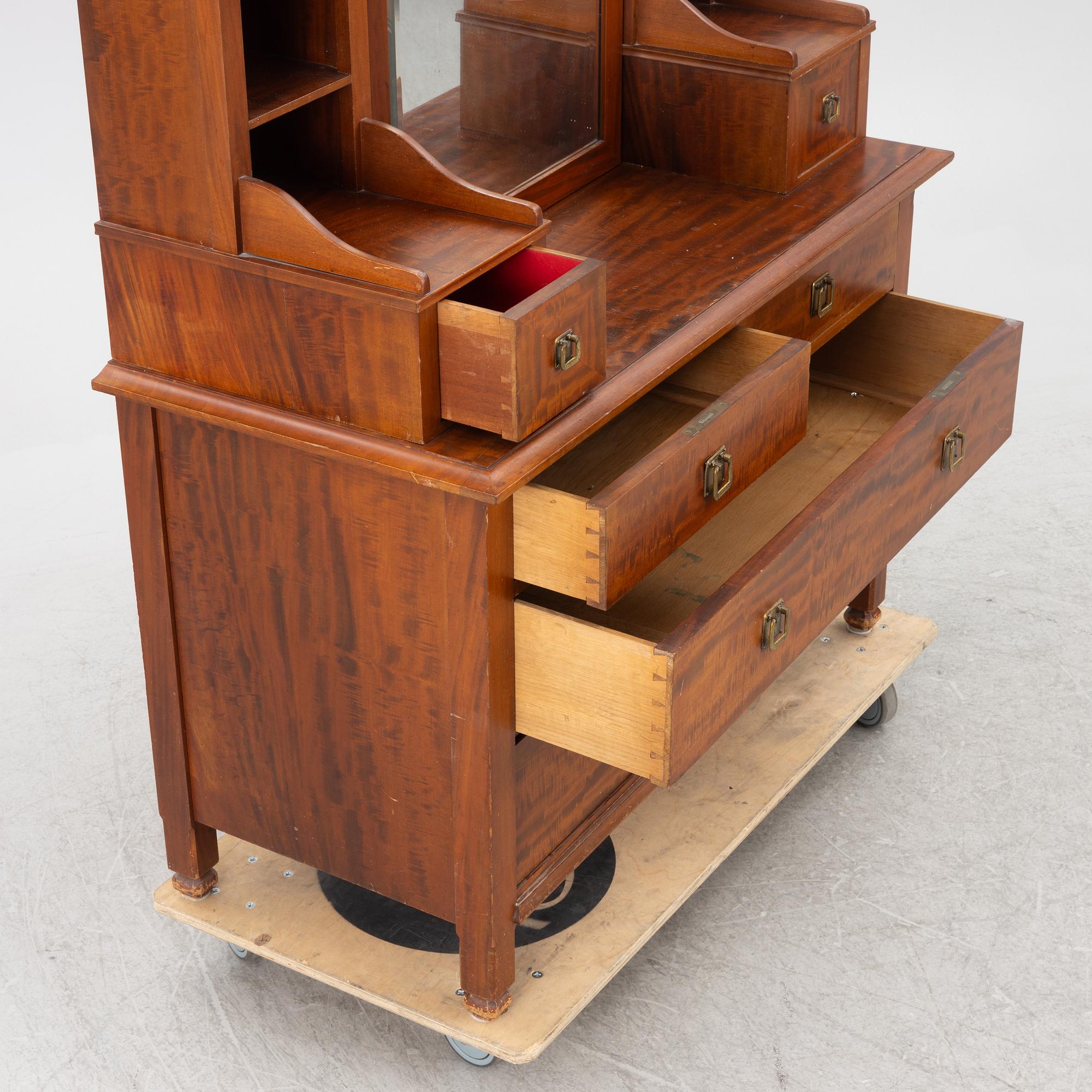 Byrå med uppsats, 1900-talets första hälft.