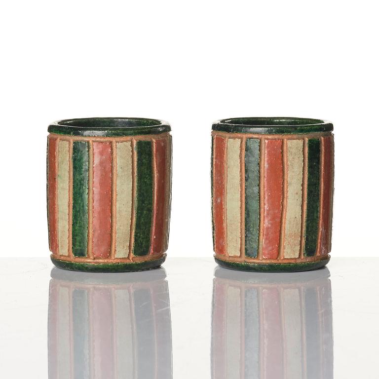 Koppar, två stycken, keramik samt kanna, porslin. Qing dynastin, 1800-tal.