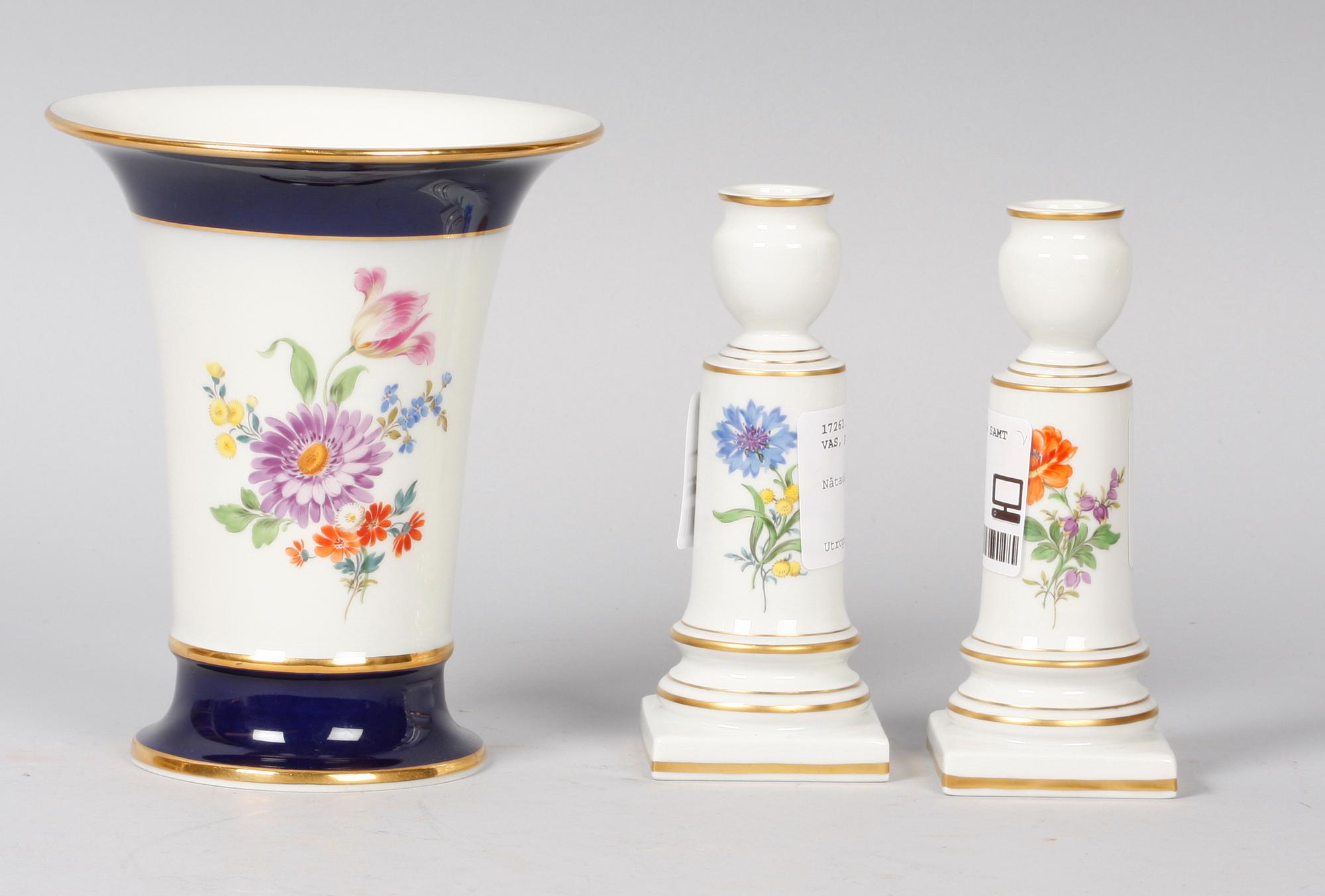 LJUSSTAKAR, ett par, samt VAS, porslin. Meissen.