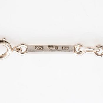 Wiwen Nilsson, Collier av silver och fasetterade bergkristaller i form av ett kors, Lund 1937.
