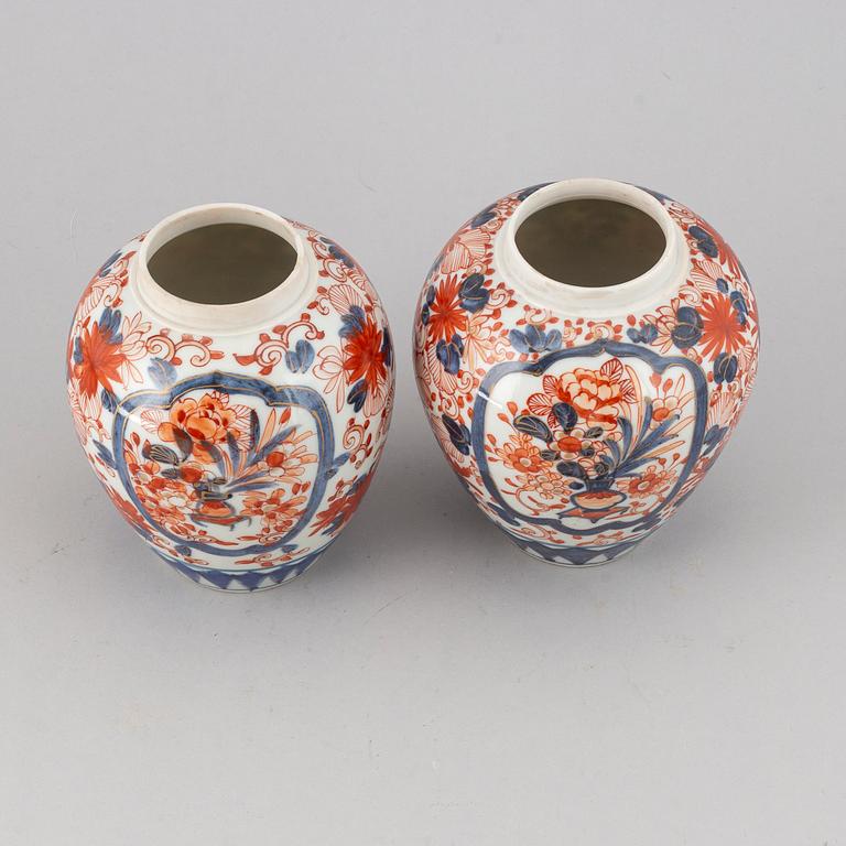 Two Japanese imari vases/jars, Meiji (1868-1912).