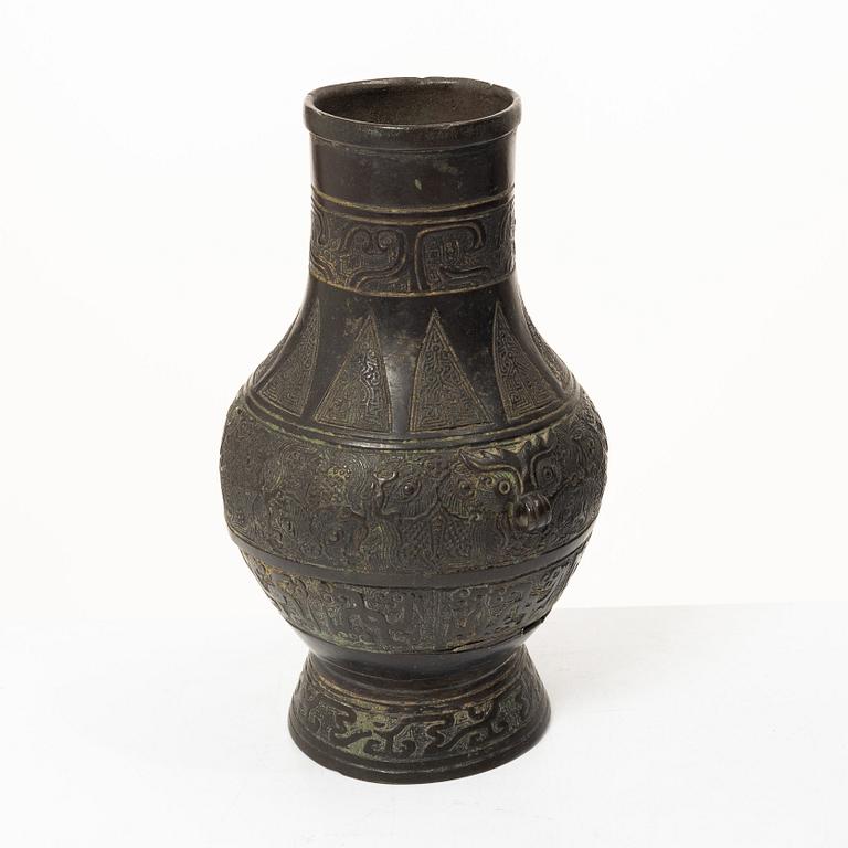 A bronze vase, late Ming dynasty, 17th century.