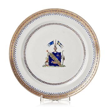 632. An armorial dinner plate, Qing dynasty, Jiaqing (1796-1820).