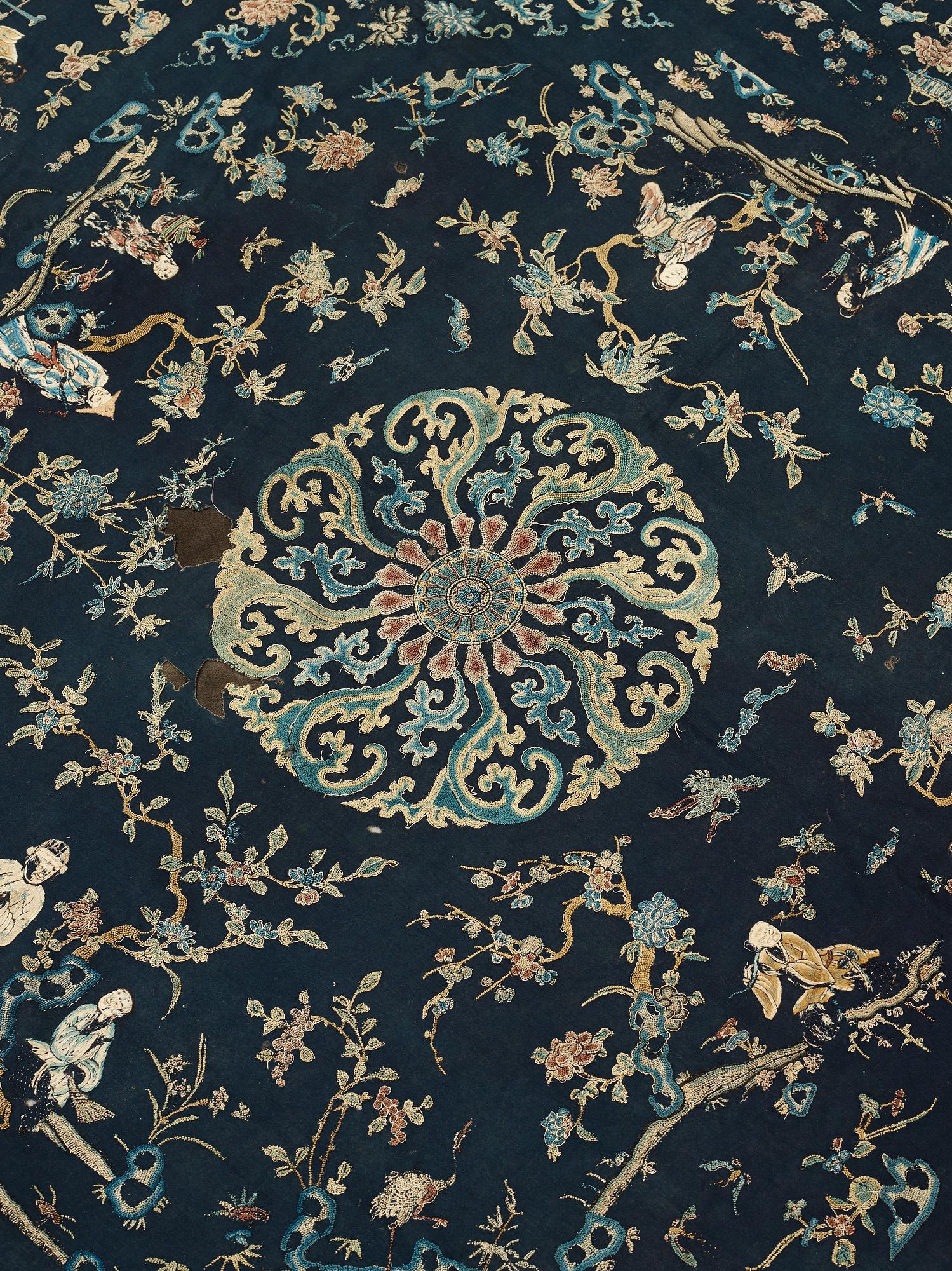 ANTIK BRODERAD DUK, Kina, Qingdynastin, ca 167 x 164 cm.