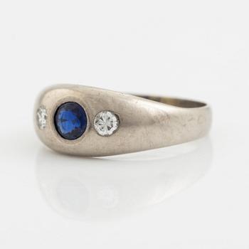 Ring 18K vitguld med en safir och runda briljantslipade diamanter.