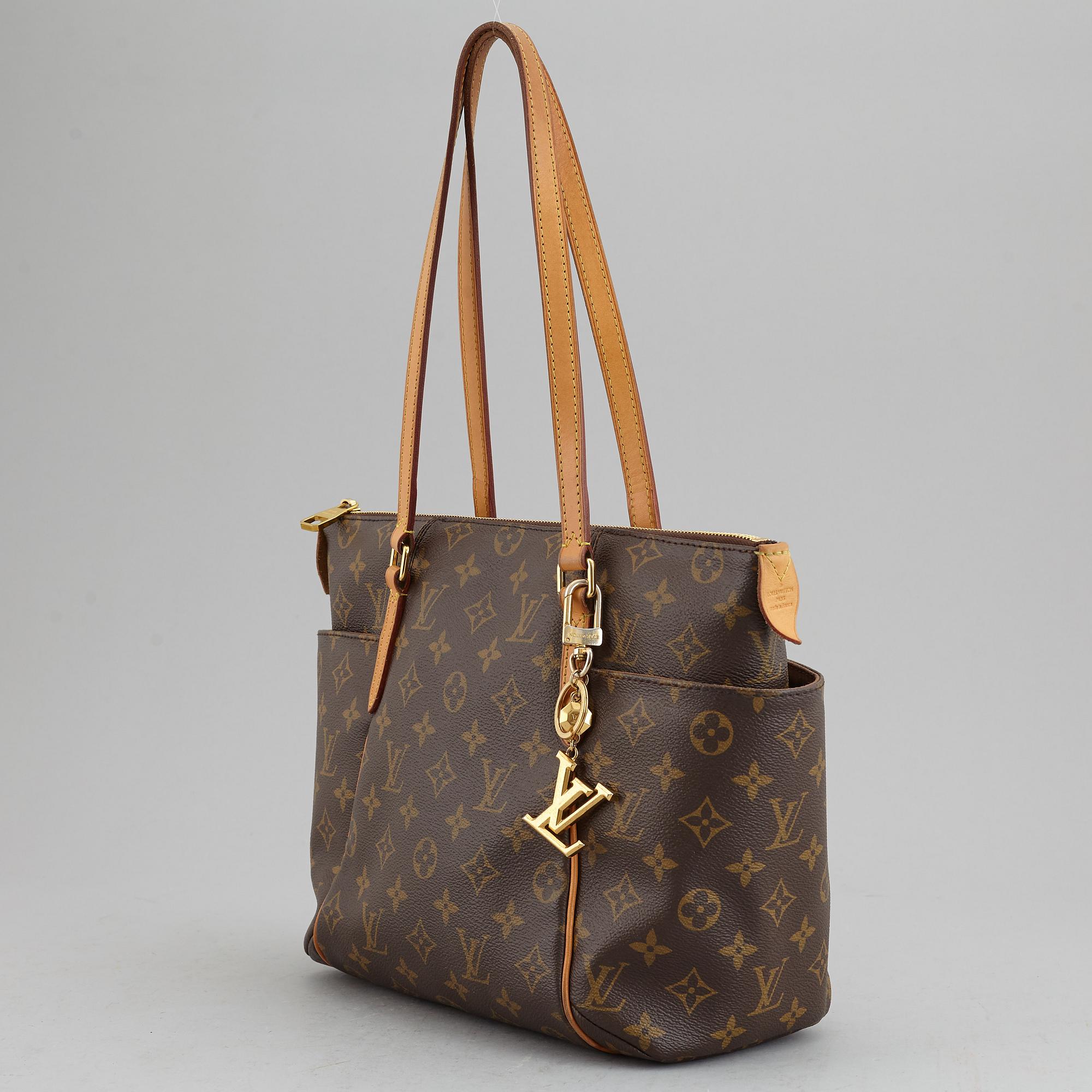 LOUIS VUITTON, a 'Totally PM' monogram canvas bag with bagcharm.