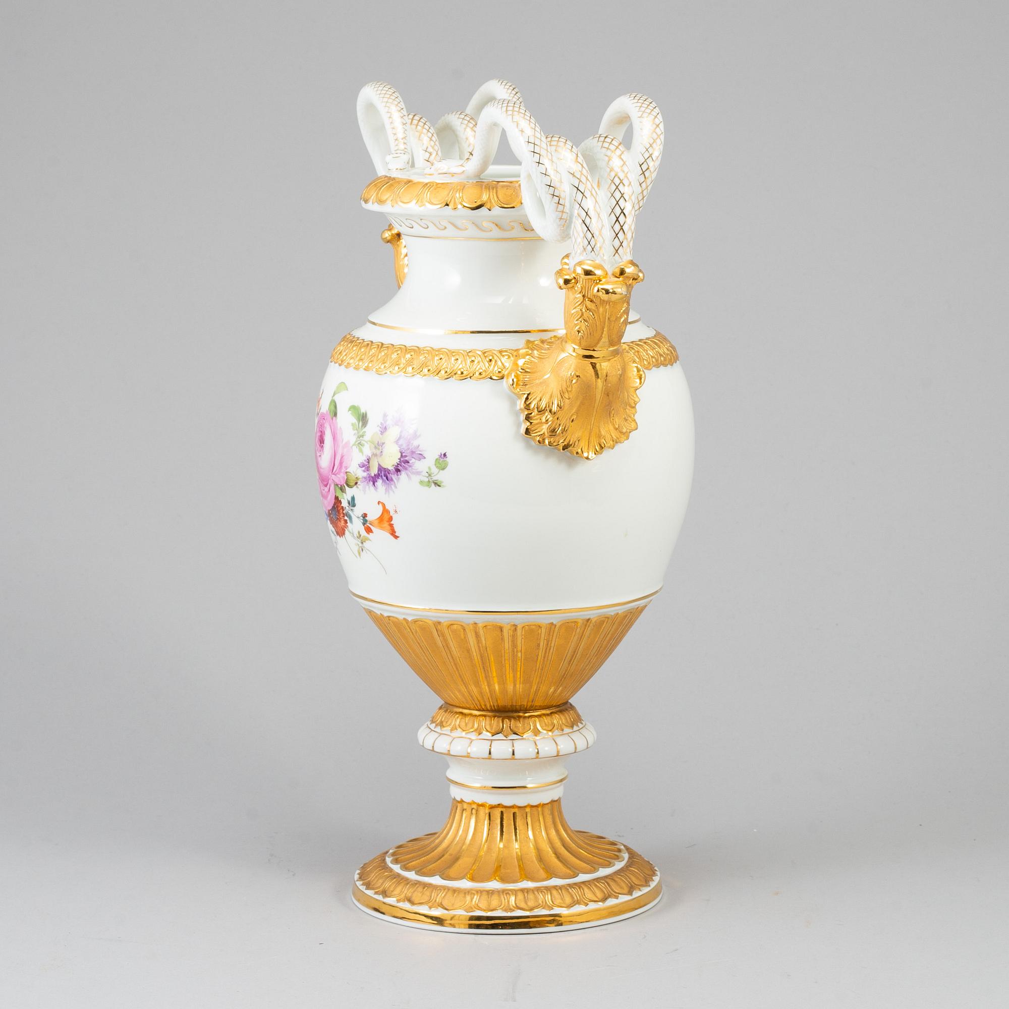 A Meissen decorative porcelaine vase.