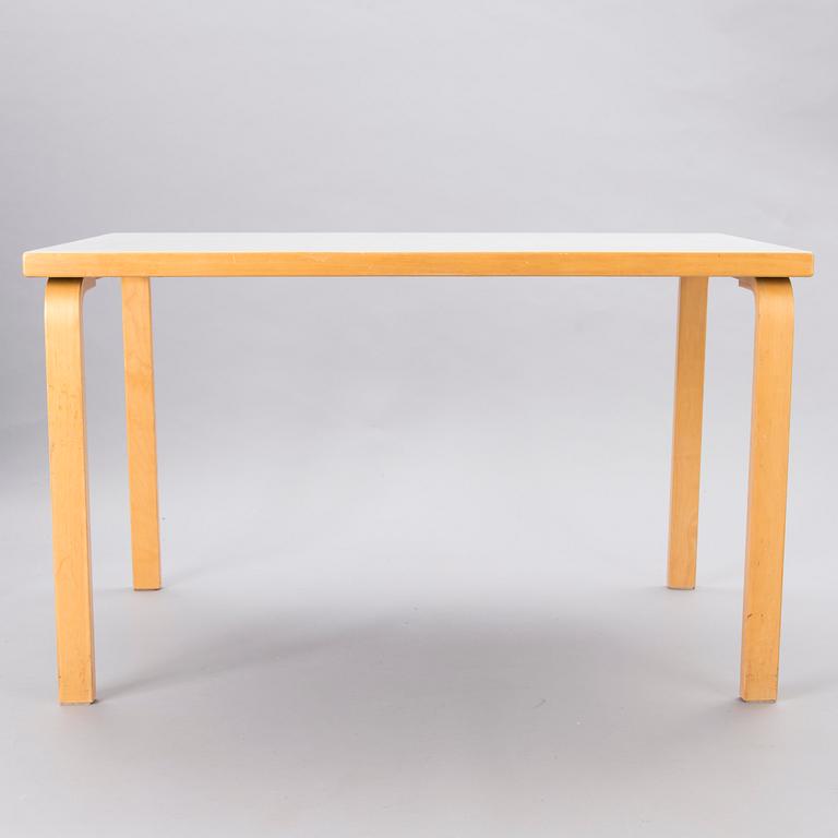 ALVAR AALTO, PÖYTÄ ja TUOLEJA, 4 kpl, malli 69, Artek, 1900-luvun viimeinen neljännes.