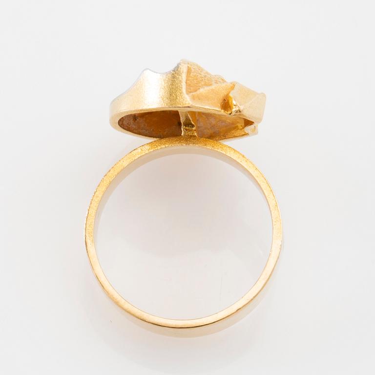 Björn Weckström, Ring "Kaksoisaalto/Double Wave" 18K gold and platinum, Lapponia Finland 2001.