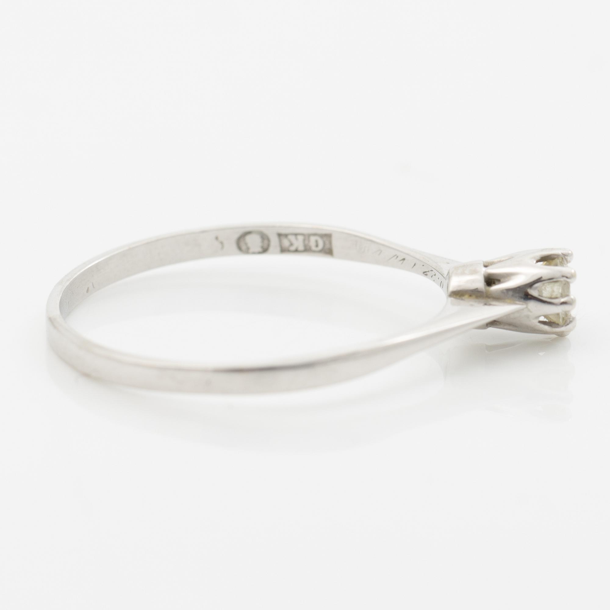 Ring with a brilliant-cut diamond.