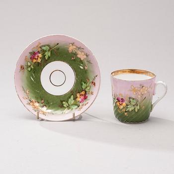 KAFFEKOPP MED FAT, porslin, Kuznetsov, 1875-1900.